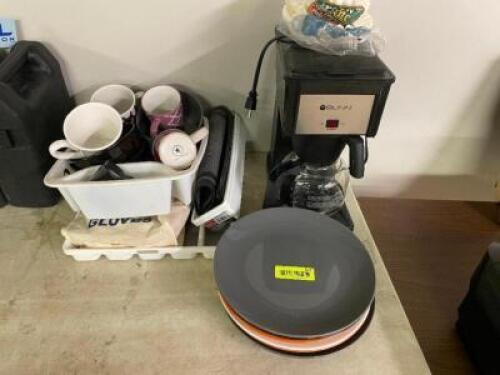 DESCRIPTION: COFFEE BREWER AND ASSORTED CUPS BRAND / MODEL: BUNN LOCATION: SHR2 THIS LOT IS: ONE MONEY QTY: 1