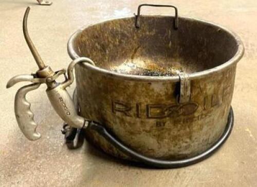 DESCRIPTION: RIDGID HANDHELD OILER BRAND/MODEL: RIDGID LOCATION: SHOWROOM #2 QTY: 1