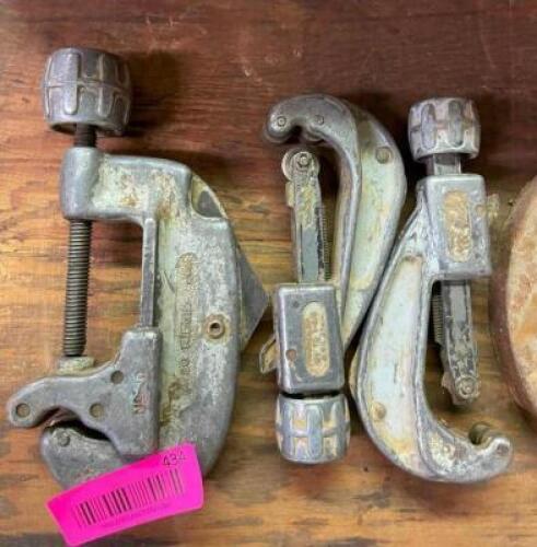 DESCRIPTION: (3) ASSORTED SIZED PIPE CUTTERS LOCATION: SHOWROOM 2 QTY: 3