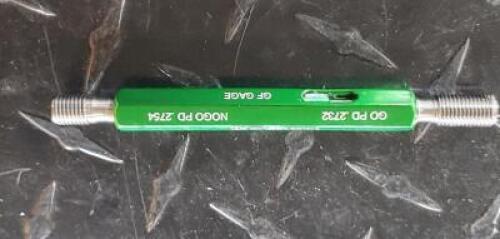 DESCRIPTION (1) GF GAGE 1/4-28 UNF SCREW THREAD INSERT GO/NOGO GAGE BRAND/MODEL 55316152 ADDITIONAL INFORMATION RETAIL $ 198.20 THIS LOT IS ONE MONEY