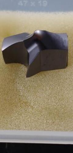 DESCRIPTION (4) KENNAMETAL KSEM DRILL TIP INSERTS BRAND/MODEL KENNAMETAL/KSEM0884HP ADDITIONAL INFORMATION RETAIL $ 106.19 EACH, SOLID CARBIDE MODULAR