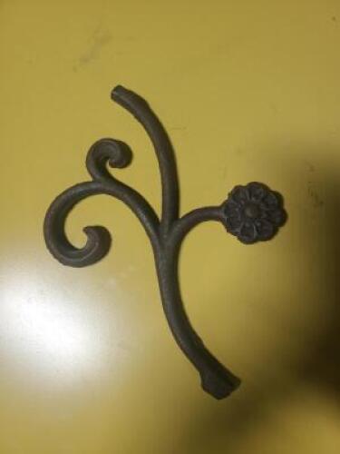 DESCRIPTION: (5) PIECES OF DECORATIVE WROUGHT IRON BELL FLOWER STARTER PIECES RETAIL$: $6.10/EA QTY: 5