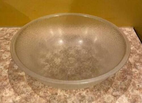 DESCRIPTION: (12) 9" PLASTIC BOWLS SIZE 9.5"X1.5" LOCATION: SEATING QTY: 12