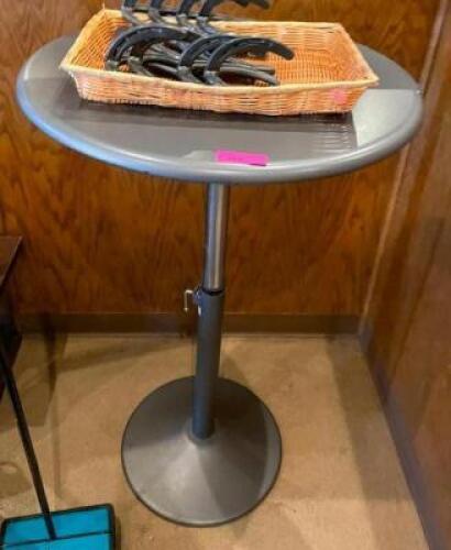DESCRIPTION: 24" METAL PUB TABLE LOCATION: SEATING QTY: 1