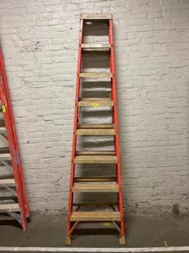 8 FT. FIBERGLASS LADDER