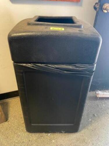 BLACK PLASTIC TRASH CAN ENCLOSURE W/ LID