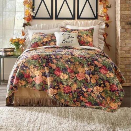 DESCRIPTION Bloom Oversized Quilt and Shams - QUEEN CONDITION Appears New - In Package - Retail - $129.99 ADDITIONAL INFO Add a touch of sophisticated