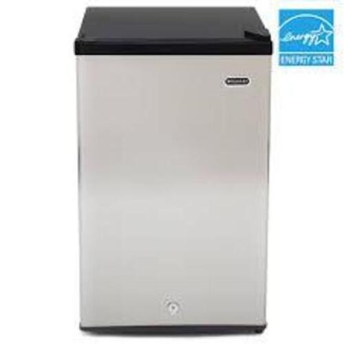 DESCRIPTION: (1) COMPACT MINI REFRIGERATOR BRAND/MODEL: WHYNTER INFORMATION: BLACK RETAIL$: 250 SIZE: 3.0 CU FT QTY: 1