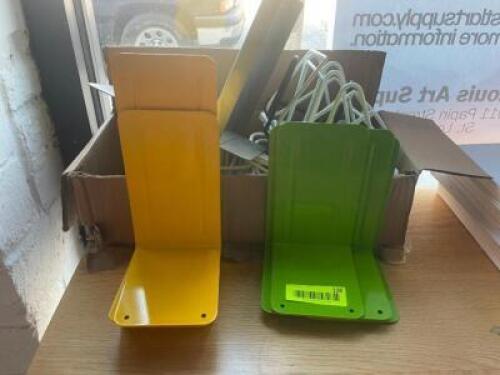 (1) LOT OF ASSORTED METAL AND WIRE BOOK ENDS
