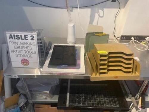(1) LOT OF ASSORTED METAL ORGANIZER AND BOOK ENDS