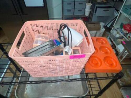 LOT OF ASSORTED BAKING SUPPLIES.