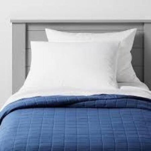 DESCRIPTION: (1) QUILT INFORMATION: BLUE RETAIL$: $25.75 EA SIZE: TWIN QTY: 1