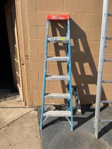 6 FT. FIBERGLASS LADDER