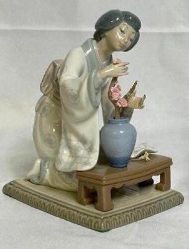 LLADRO PORCELAIN FIGURINE - "ORIENTAL GIRL"