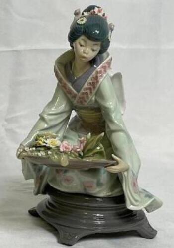 LLADRO PORCELAIN FIGURINE - "GIFT OF BEAUTY"