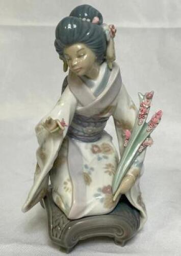 LLADRO PORCELAIN FIGURINE - "KIYOKO"