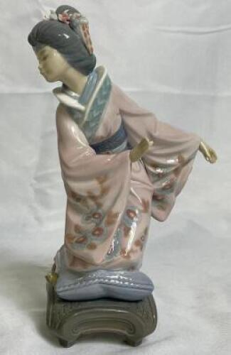 LLADRO PORCELAIN FIGURINE - "MICHIKO"