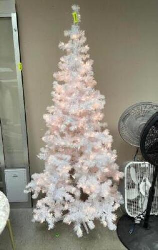 6 FT CHRISTMAS TREE WITH LIGHTS IN WHITE