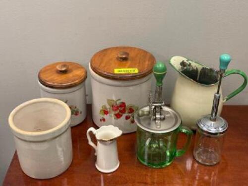 SMALL GROUP OF ASSORTED VINTAGE HOME AND KITCHEN PRODUCTS