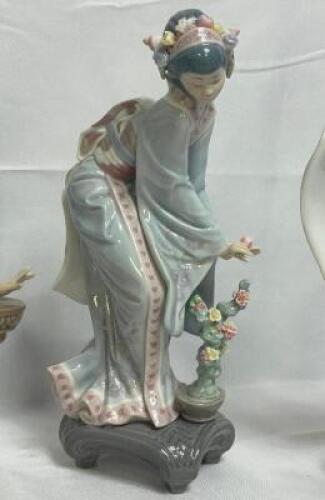 LLADRO PORCELAIN FIGURINE - "MAYUMI"