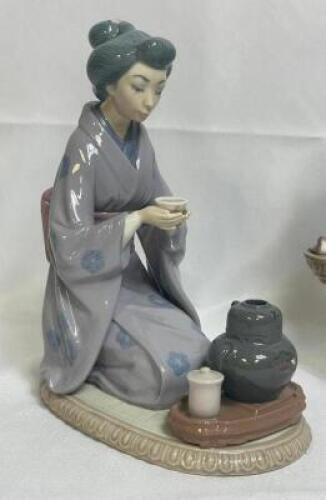 LLADRO PORCELAIN FIGURINE