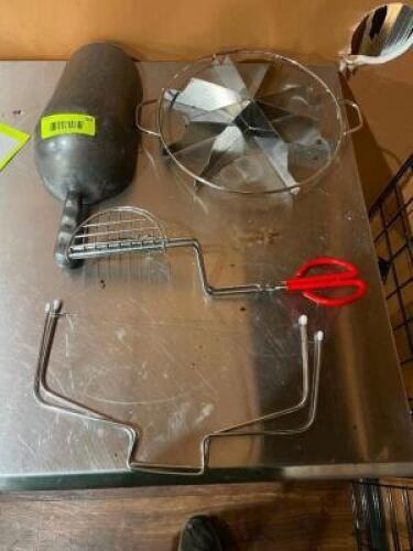 DESCRIPTION: ICE SCOOP, PIE CUTTER, AND (2) CAKE CUTTERS. LOCATION: KITCHEN THIS LOT IS: ONE MONEY QTY: 1
