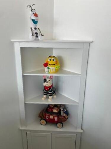 DESCRIPTION: (4) ASSORTED FIGURINES / COLLECTABLES LOCATION: FRONT THIS LOT IS: ONE MONEY QTY: 1