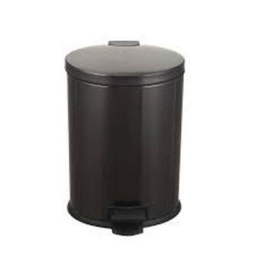 DESCRIPTION: (1) TRASH CAN WITH STEP PEDAL BRAND/MODEL: BETTER HOMES AND GARDENS INFORMATION: BLACK STAINLESS RETAIL$: $30.00 EA SIZE: 8X11 IN QTY: 1