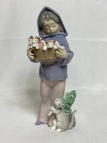 LLADRO PORCELAIN FIGURINE - "MOTHER'S LITTLE HELPER"