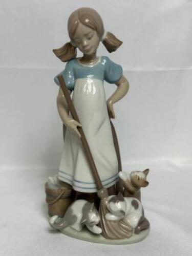 LLADRO PORCELAIN FIGURINE - "CHILDREN WITH ANIMALS/PLAYFUL KITTENS"