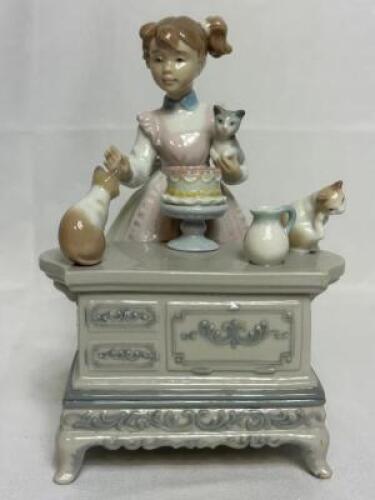 LLADRO PORCELAIN FIGURINE