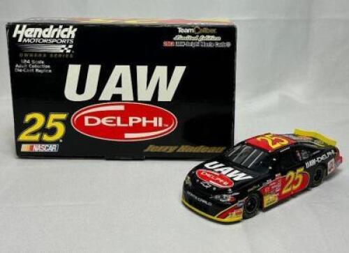 JERRY NADEAU #25 UAW DELPHI 2002 MONTE CARLO 1:24 SCALE AUTHENTIC STOCK CAR