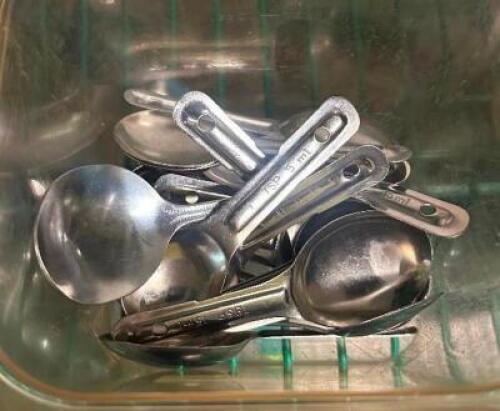 ASSORTED STAINLESS MEASURING CUPS
