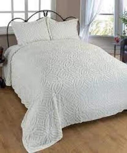 (1) CHENILLE BEDSPREAD