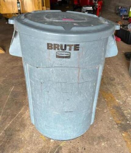 DESCRIPTION: ROLLABOUT BRUTE TRASH BIN WITH LID LOCATION: GARAGE QTY: 1