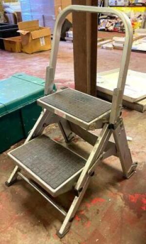 LITTLE JUMBO 2-STEP STEPLADDER