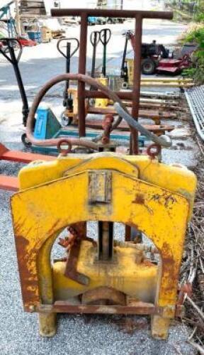 PORTABLE PIPE CUTTING MACHINE