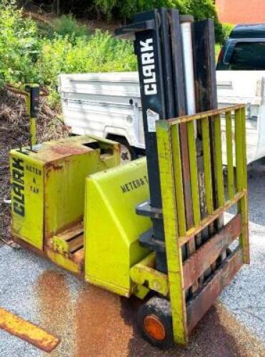 CLARK ST30B WALK BEHING FORKLIFT (NOT IN WORKING CONDITION)