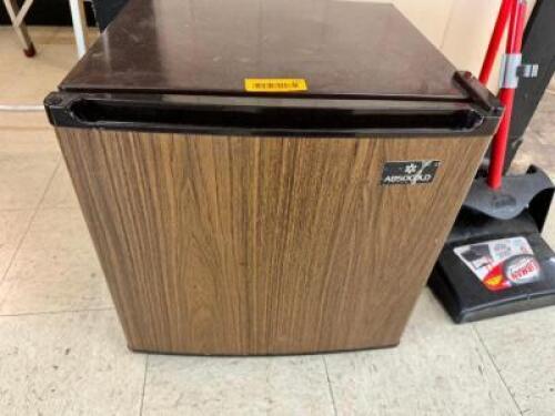 DESCRIPTION: MINI FRIDGE LOCATION: FRONT QTY: 1