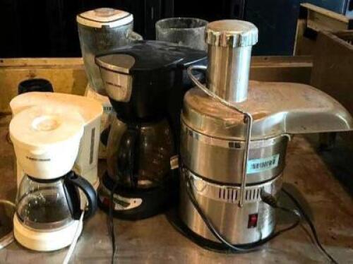 SMALL GROUP OF ASSORTED KITCHEN APPLIANCES