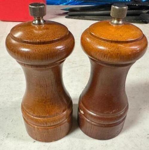 (14) WOODEN PEPPER MILLS
