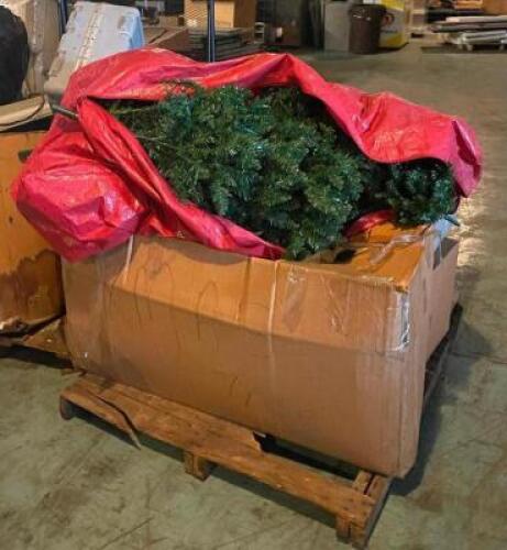 LARGE GROUP OF CHRISTMAS DECORATIONS