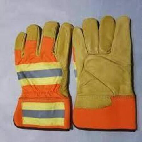 DESCRIPTION: (2) PAIRS OF WORK GLOVES BRAND/MODEL: LUMINATOR #48583 INFORMATION: ORANGE AND GREY RETAIL$: $20.58 EA SIZE: SIZE LARGE QTY: 2