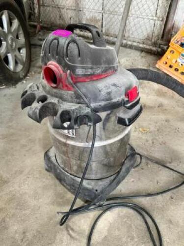 SHOP VAC W/ HOSE.