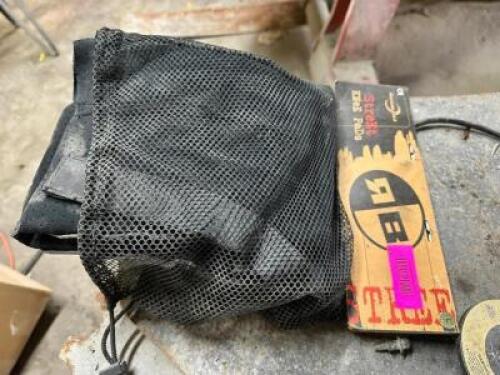 (1) PAIR OF BLACK KNEE PADS