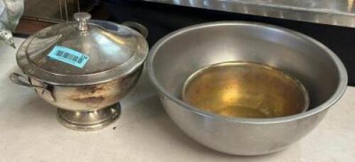 SMALL GROUP OF SERVING PLATTERS AND BOWLS