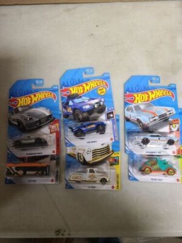 DESCRIPTION: (6) MATCHBOX CARS BRAND/MODEL: HOT WHEELS QTY: 6