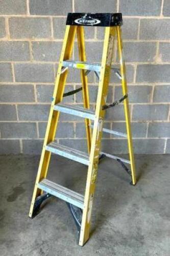 DESCRIPTION: 5' FIBERGLASS STEP LADDER SIZE: 5' LOCATION: WAREHOUSE #2