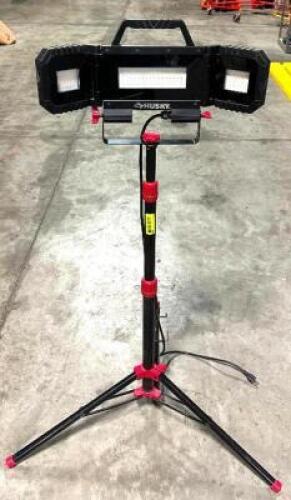 DESCRIPTION: 7000 LUMEN MULTI DIRECTIONAL LED LIGHT TRIPOD BRAND/MODEL: HUSKY LOCATION: WAREHOUSE QTY: 1