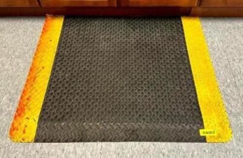 DESCRIPTION: RUBBER TRAFFIC MAT SIZE: 36"X30" LOCATION: KITCHEN QTY: 1